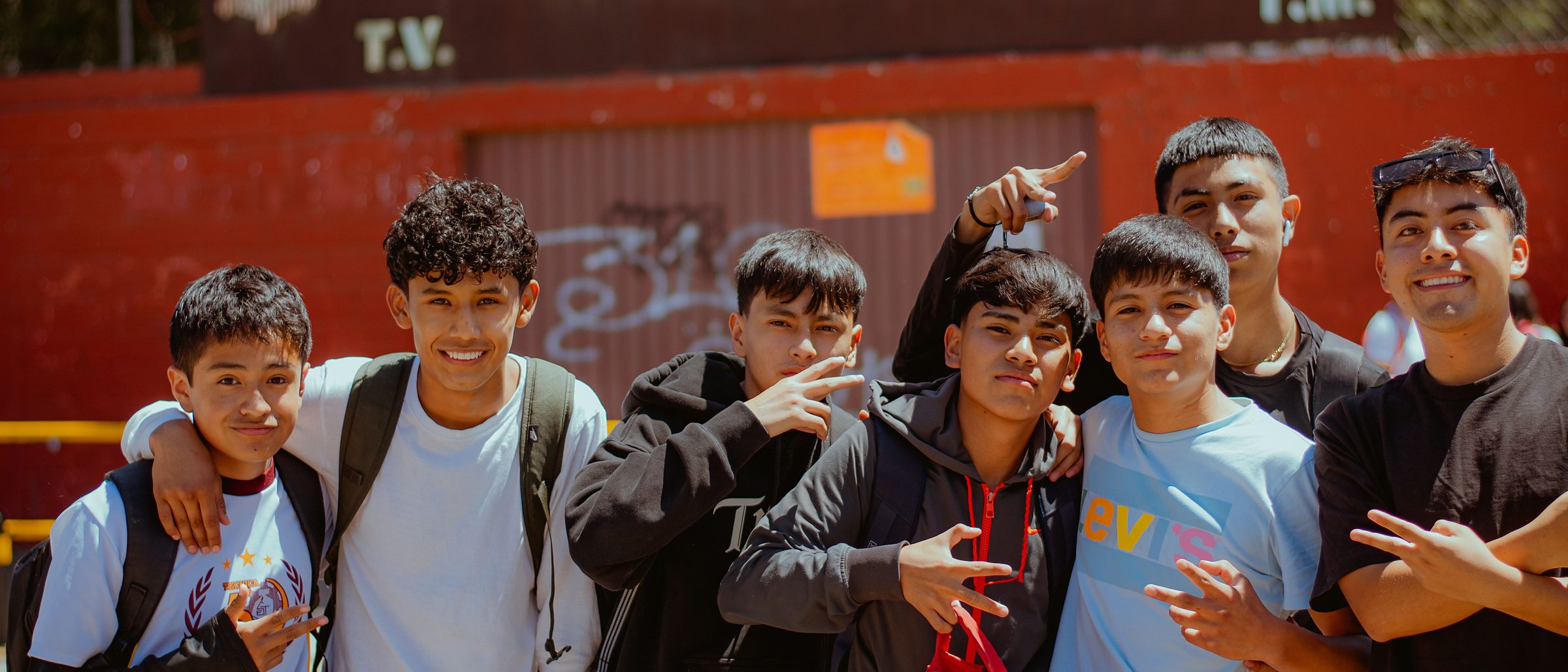 Grupo de estudiantes de bachillerato a la salida de su colegio