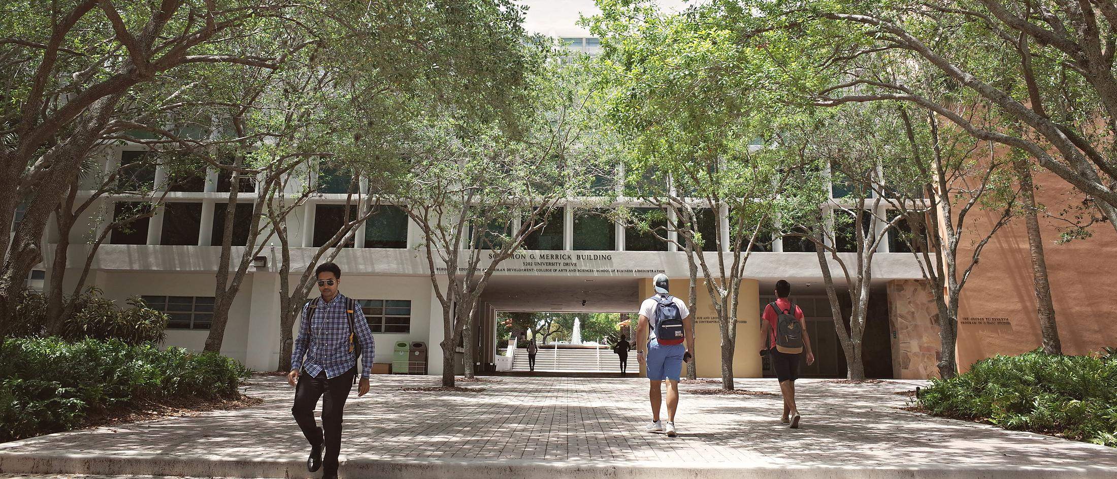 Estudiantes caminando por el campus de una universidad